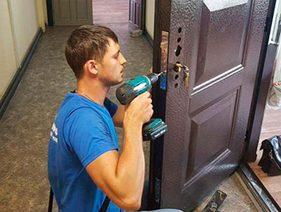 Замена замка в усиленной двери.